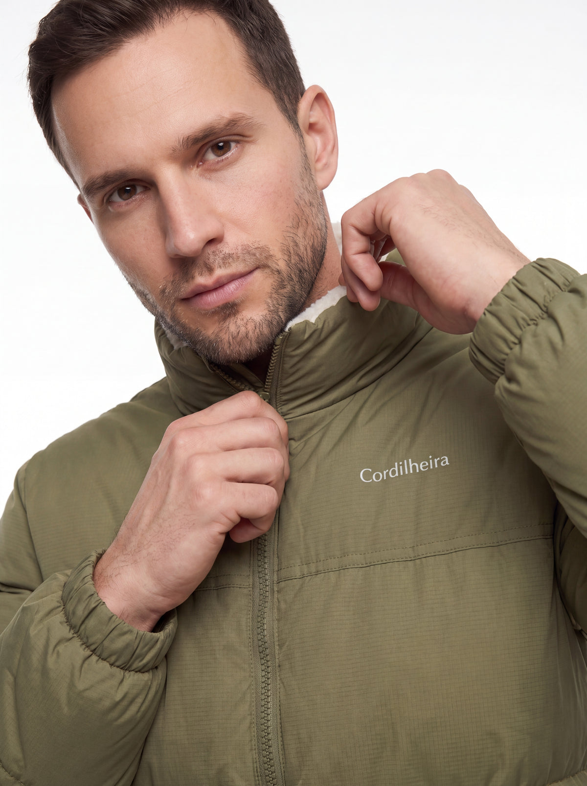 Modelo interagindo com a Jaqueta Puffer FrostLayer Dupla Face Masculina em 4K, Roupa da Marca Cordilheira com Boa qualidade e acabamento Confiável.