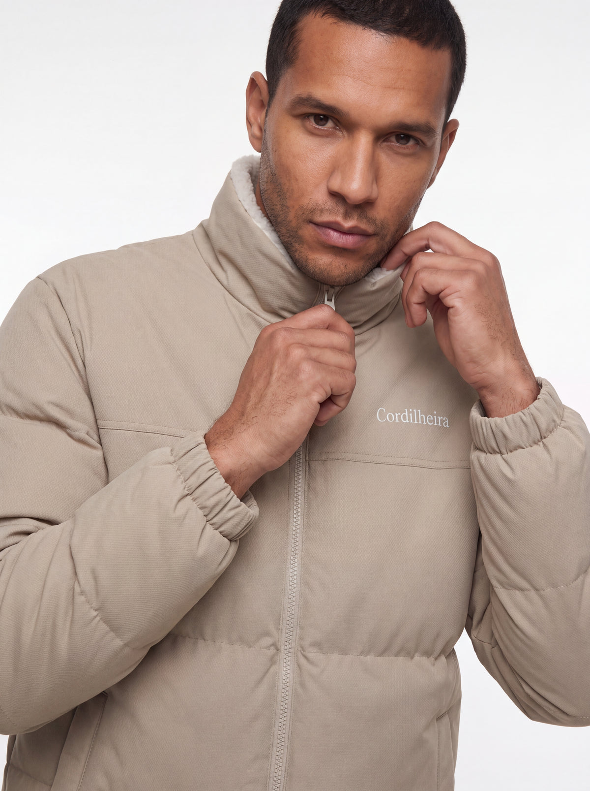 Modelo interagindo com a Jaqueta Puffer FrostLayer Dupla Face Masculina, Roupa da Marca Cordilheira com Boa resistência e uso Confiável para frio.