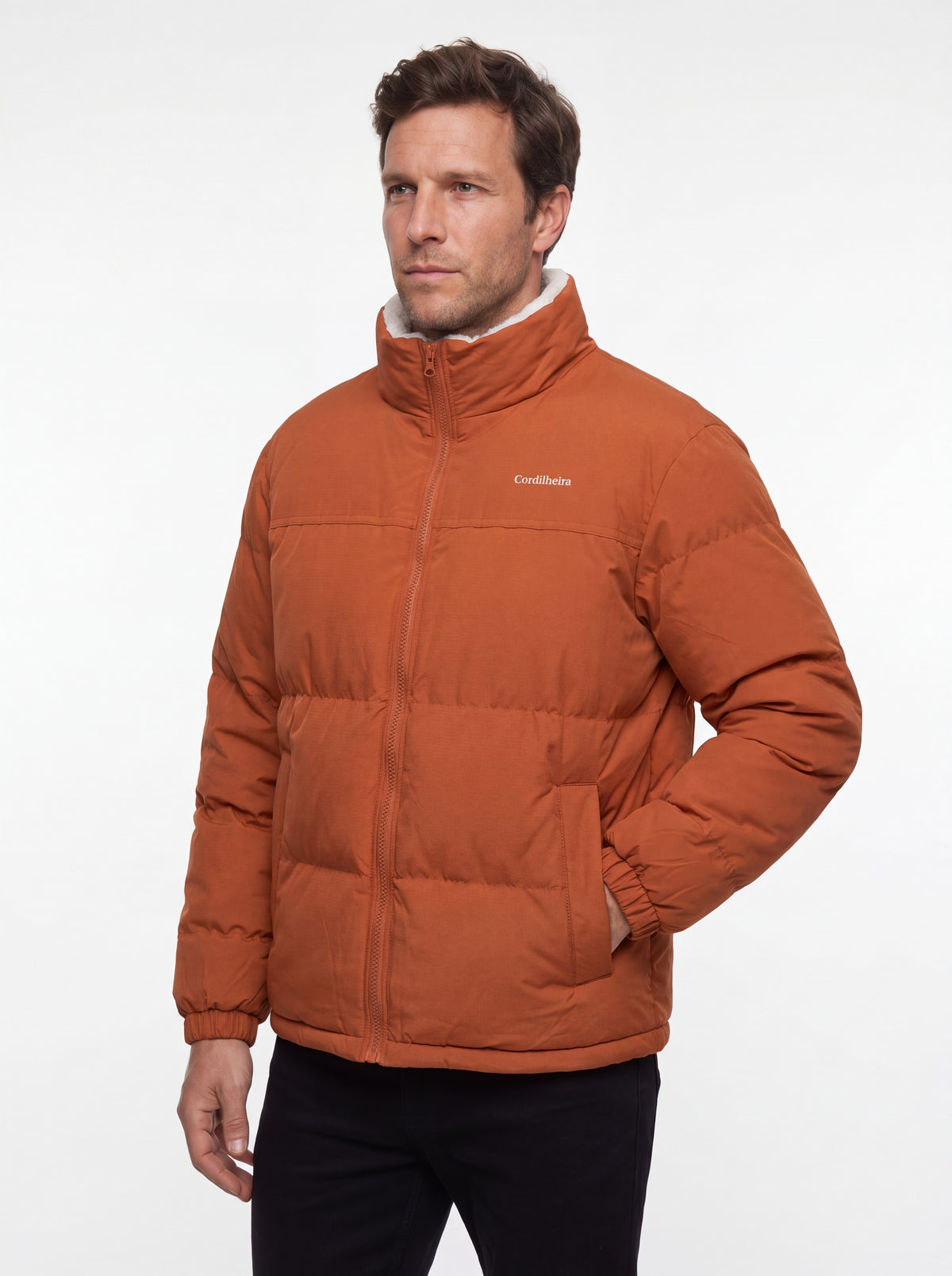 Modelo com logo preservada na Jaqueta Puffer FrostLayer Dupla Face Masculina, Roupa da Marca Cordilheira com Boa qualidade e acabamento Confiável.