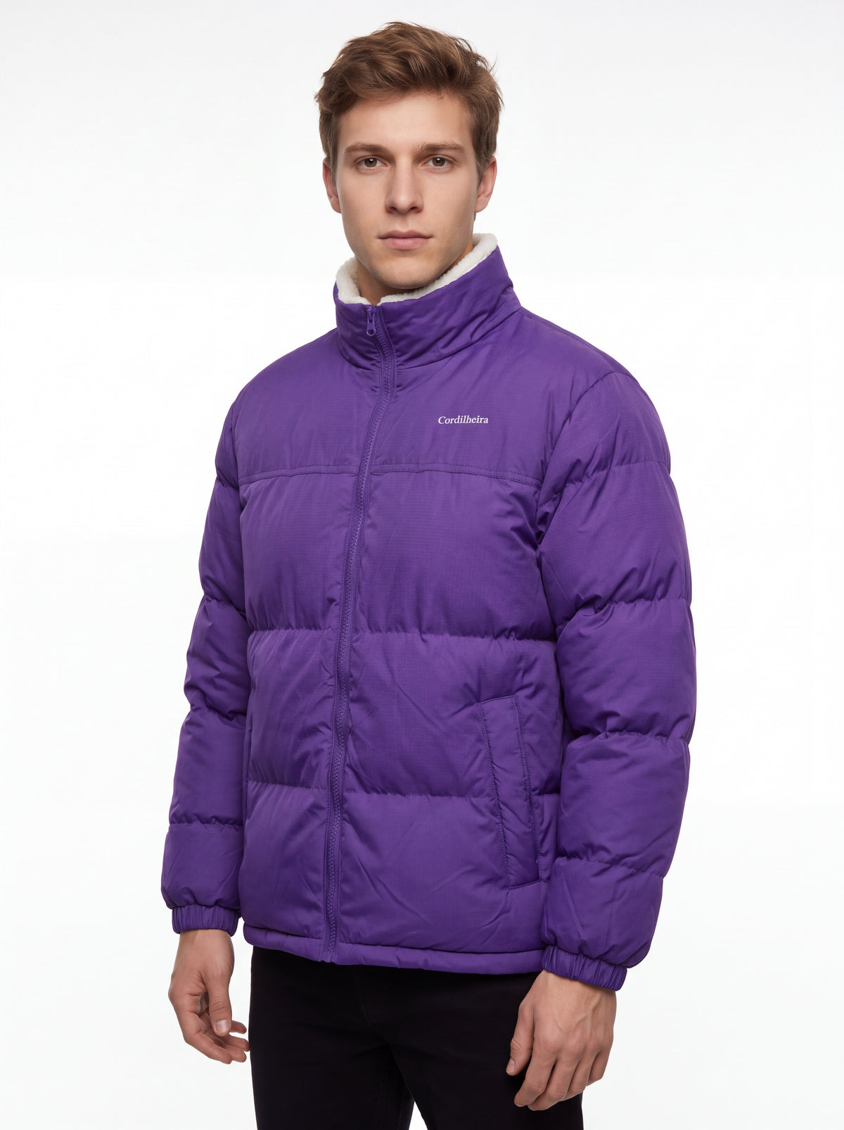 Modelo vestindo Jaqueta Puffer FrostLayer Dupla Face Masculina em 4K, Roupa da Marca Cordilheira com Boa qualidade e uso Confiável para frio.