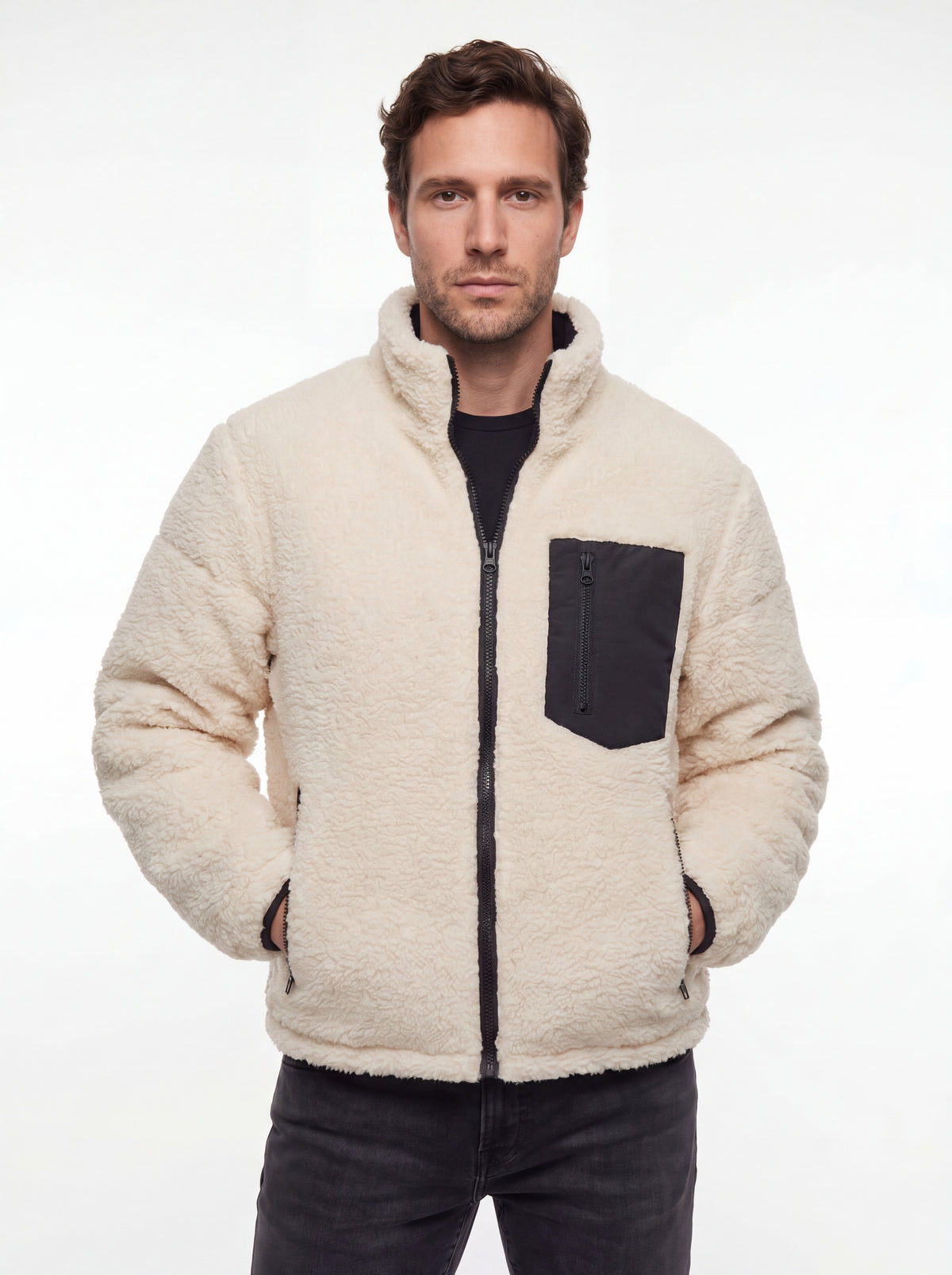 Jaqueta Puffer FrostLayer Dupla Face Masculina aplicada em modelo, Roupa da Marca Cordilheira com Boa qualidade e proteção Confiável para frio intenso.