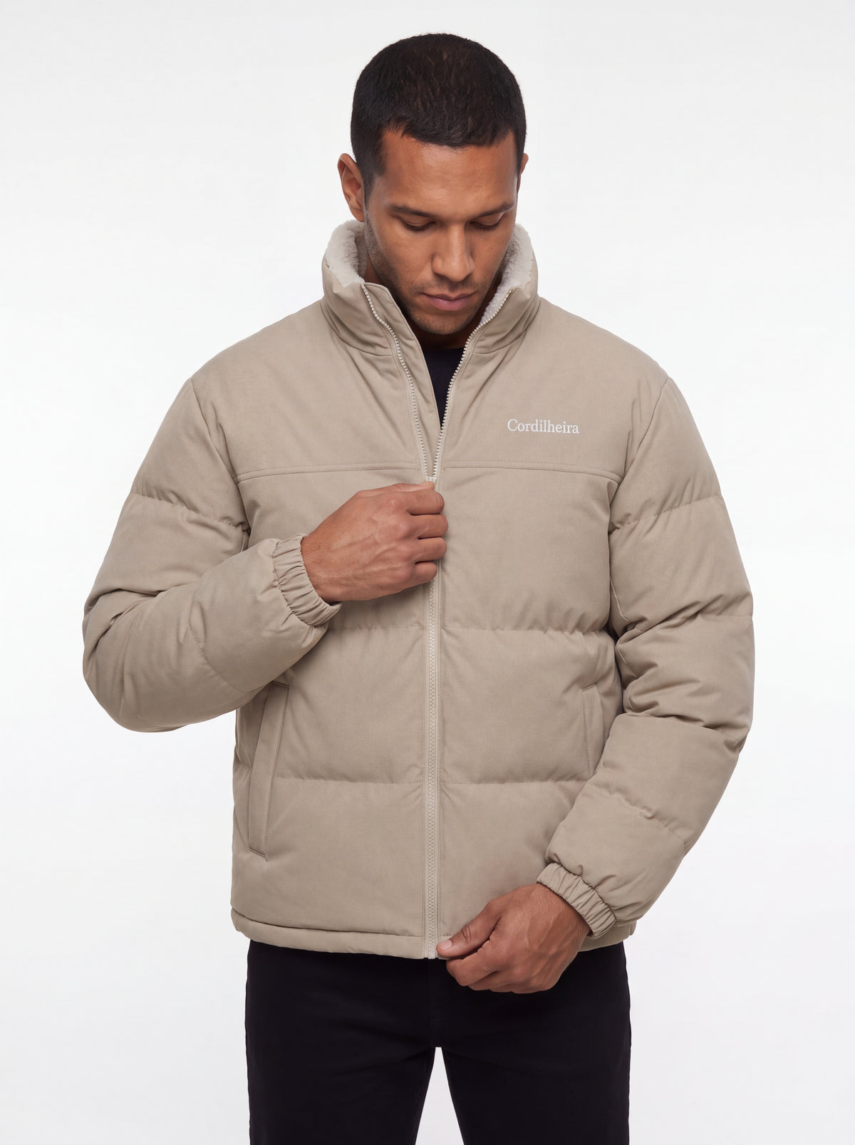 Modelo posando com Jaqueta Puffer FrostLayer Dupla Face Masculina em vista frontal, Roupa da Marca Cordilheira com Boa proteção Confiável para inverno.
