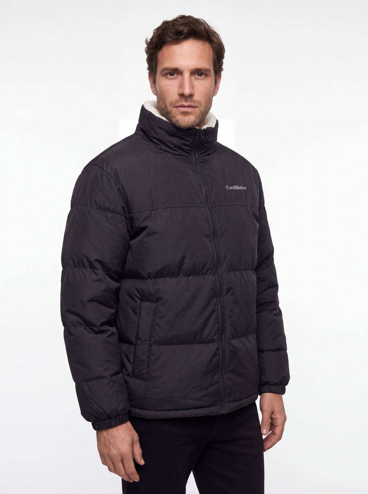 Modelo usando Jaqueta Puffer FrostLayer Dupla Face Masculina em fundo branco, Roupa da Marca Cordilheira com Boa qualidade e visual Confiável para produto.