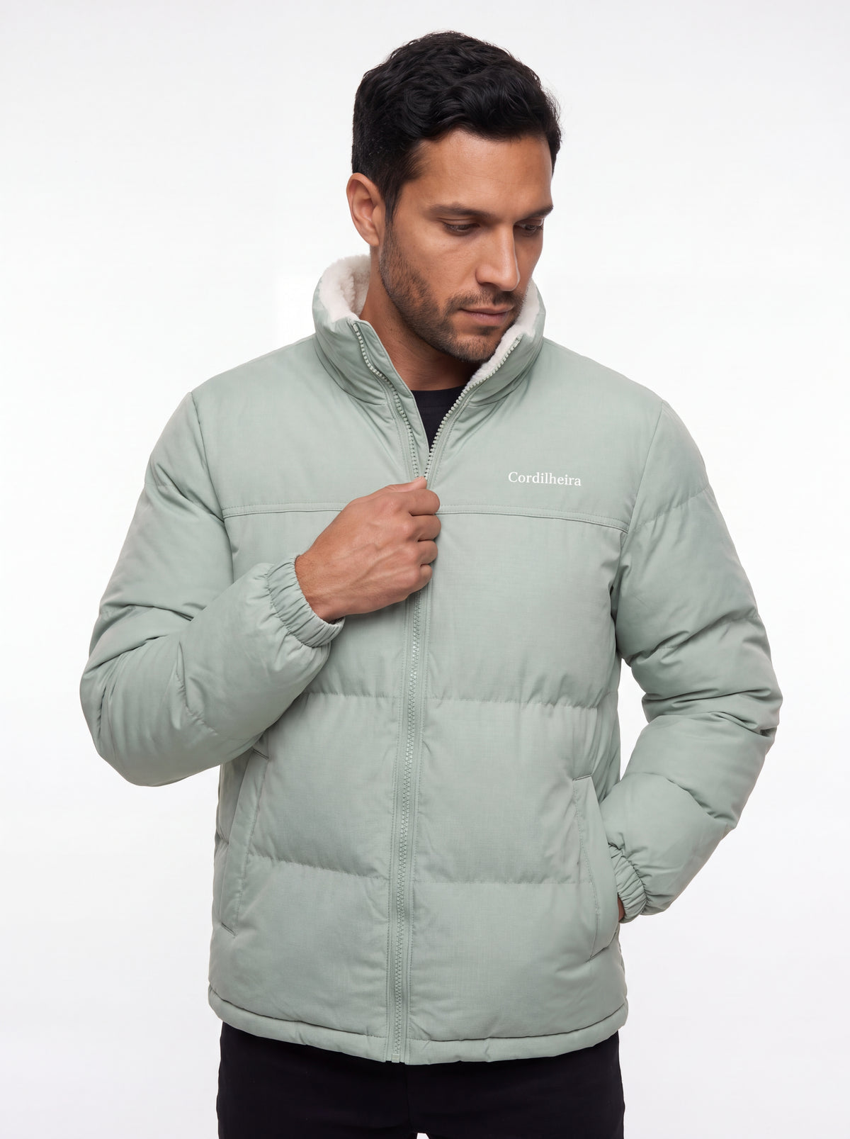 Modelo posando com Jaqueta Puffer FrostLayer Dupla Face Masculina, Roupa da Marca Cordilheira com Boa qualidade e proteção Confiável para inverno.