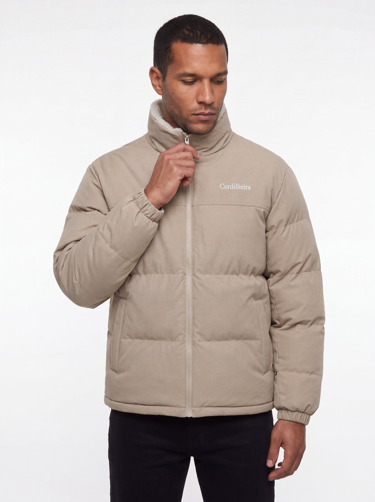 Modelo posando com Jaqueta Puffer FrostLayer Dupla Face Masculina, Roupa da Marca Cordilheira com Boa qualidade e conforto Confiável para frio intenso.