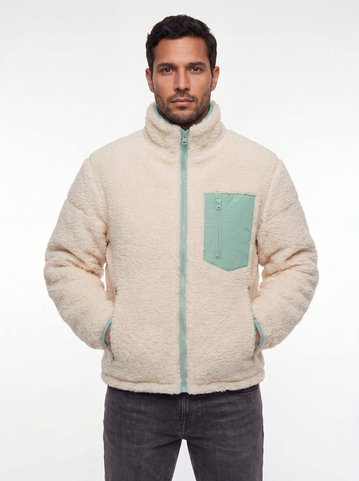 Modelo vestindo Jaqueta Puffer FrostLayer Dupla Face Masculina, Roupa da Marca Cordilheira com Boa qualidade, conforto e uso Confiável para frio intenso.