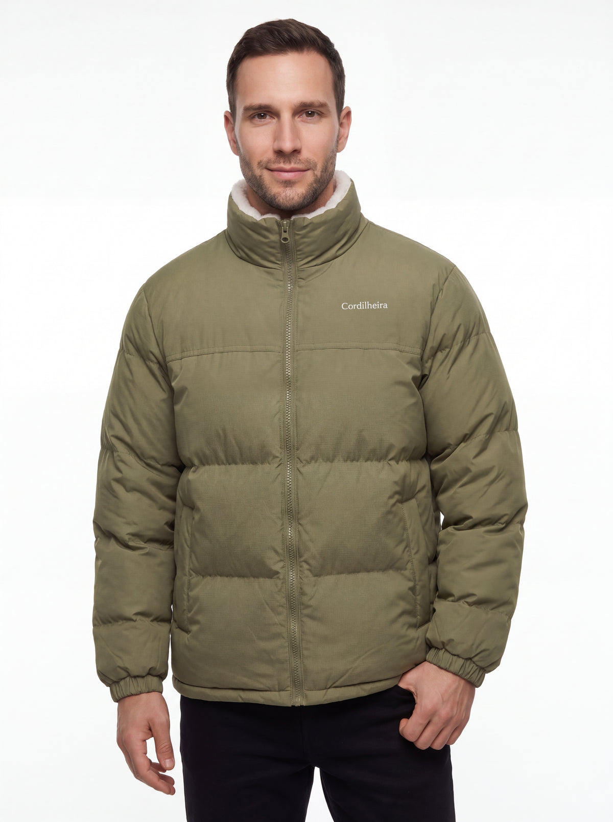 Jaqueta Puffer FrostLayer Dupla Face Masculina em pose espontânea, Roupa da Marca Cordilheira com Boa resistência e proteção Confiável para frio.
