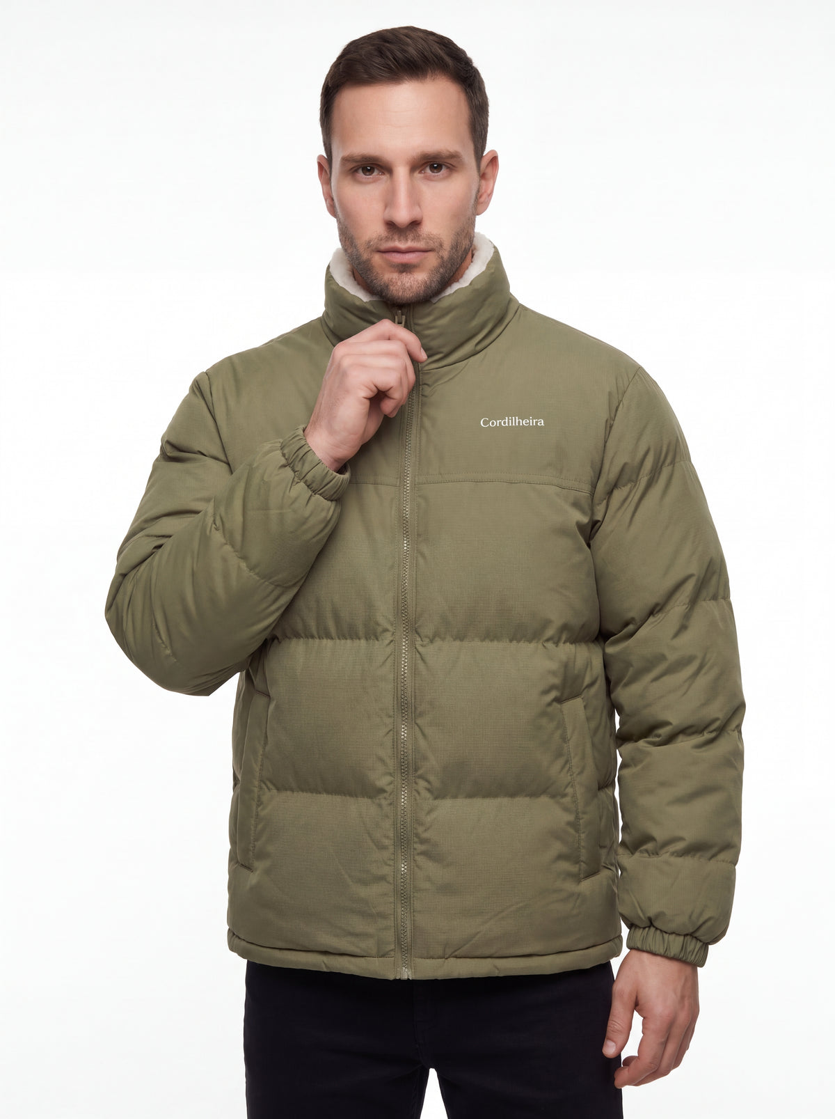 Modelo em pose com Jaqueta Puffer FrostLayer Dupla Face Masculina, Roupa da Marca Cordilheira com Boa qualidade e visual Confiável para produto.