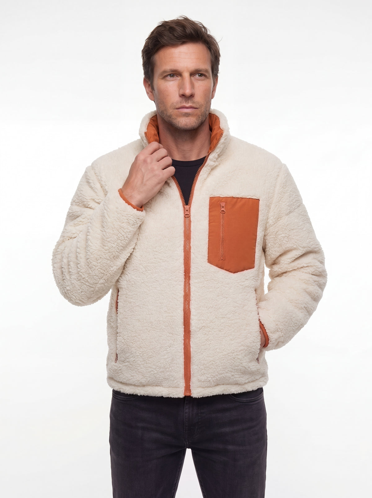 Modelo em pose com Jaqueta Puffer FrostLayer Dupla Face Masculina, Roupa da Marca Cordilheira com Boa qualidade e conforto Confiável para frio intenso.