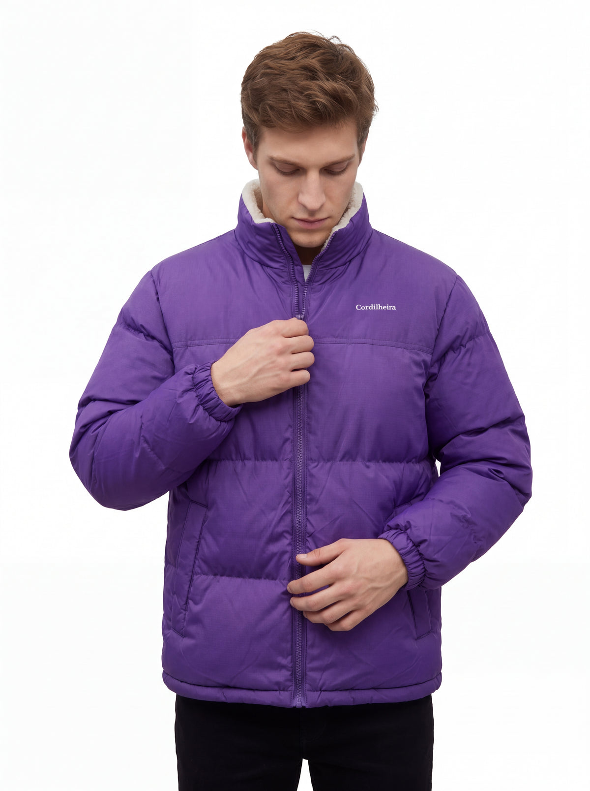 Modelo em pose séria com Jaqueta Puffer FrostLayer Dupla Face Masculina, Roupa da Marca Cordilheira com Boa qualidade e apresentação Confiável.
