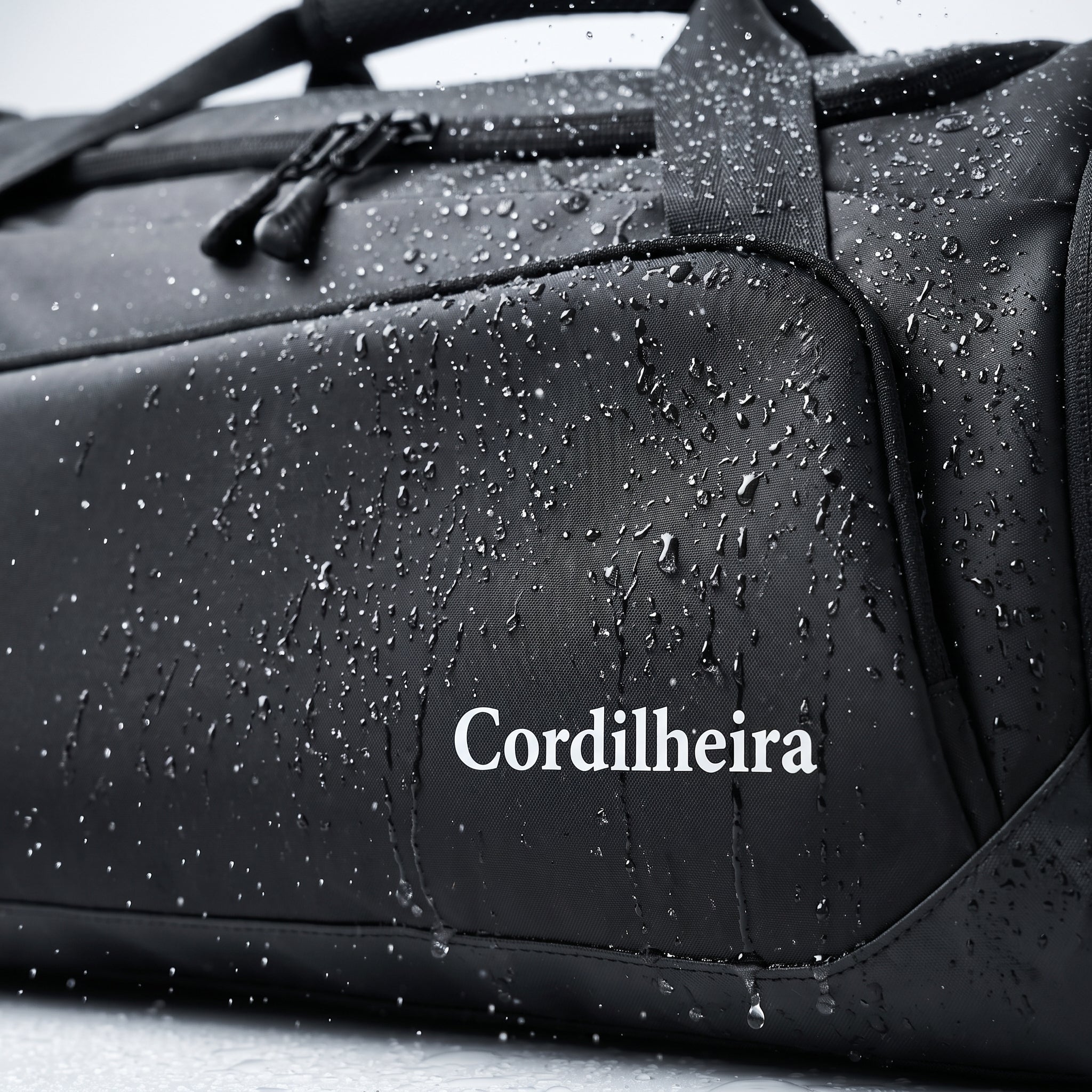 Close-up do bolso externo da mala duffel da Marca Cordilheira, pensada para organizar Roupa e objetos com Boa funcionalidade e acabamento Confiável.