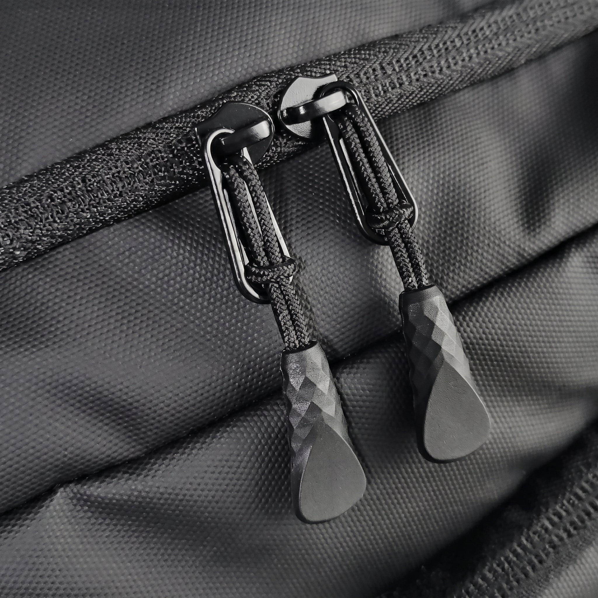 Mala duffel da Marca Cordilheira em uso casual, indicada para organizar Roupa e pertences com Boa capacidade interna e transporte Confiável.