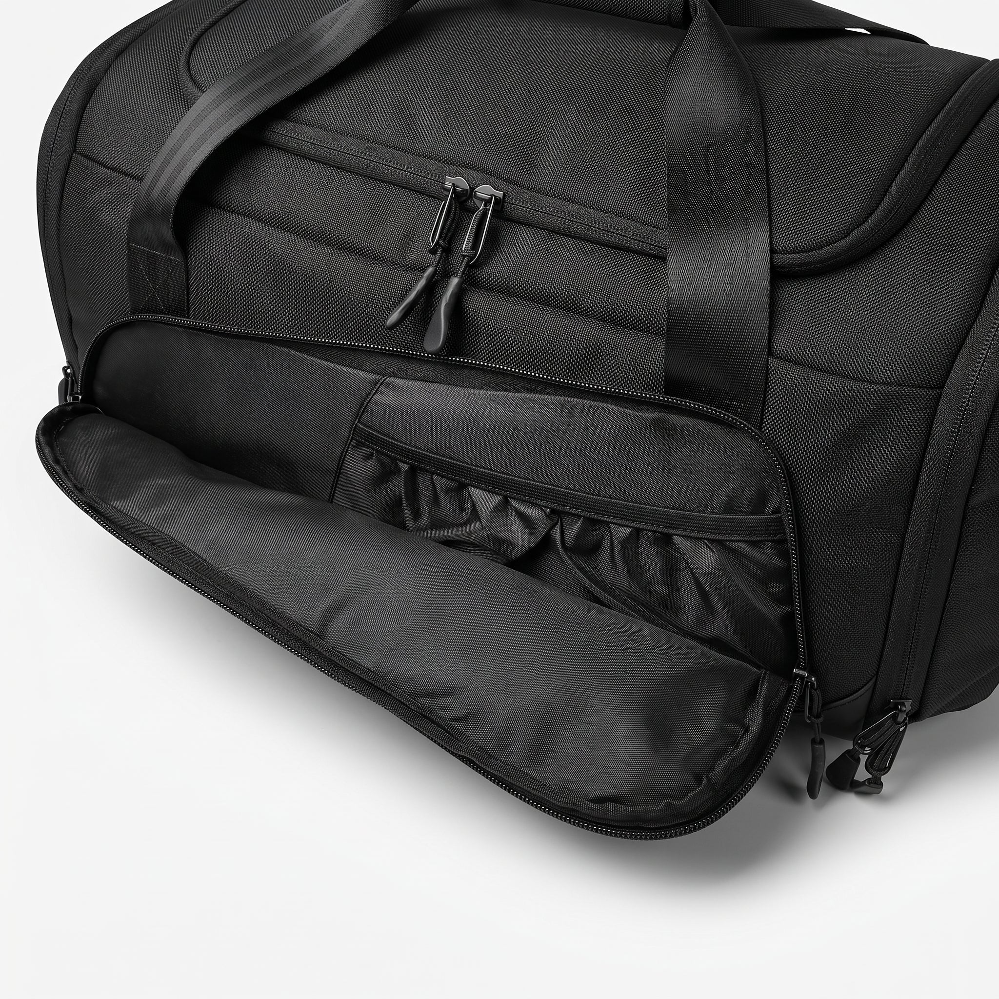 Mala duffel preta da Marca Cordilheira em uso de viagem, ideal para transportar Roupa e acessórios, com Boa capacidade e desempenho Confiável para rotina e aventura.