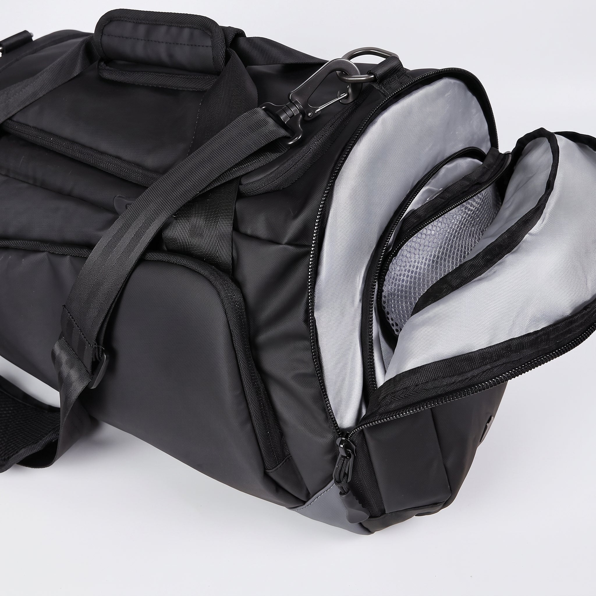 Mala duffel preta da Marca Cordilheira para viagem e camping, feita para levar Roupa e itens pessoais com Boa praticidade e estrutura Confiável.
