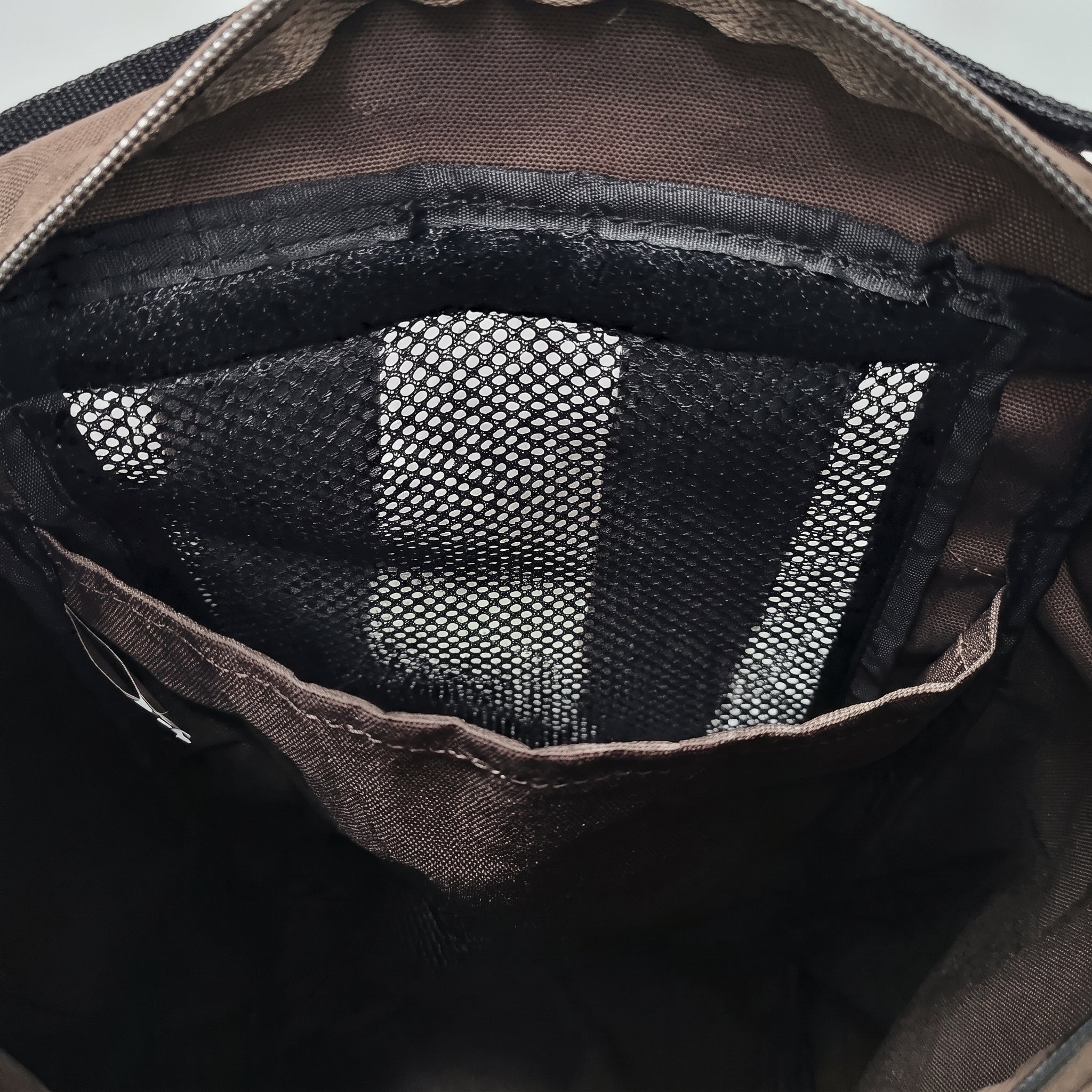 Mochila da Marca Cordilheira em uso outdoor, perfeita para levar Roupa e equipamentos em caminhada, com Boa resistência e desempenho Confiável.