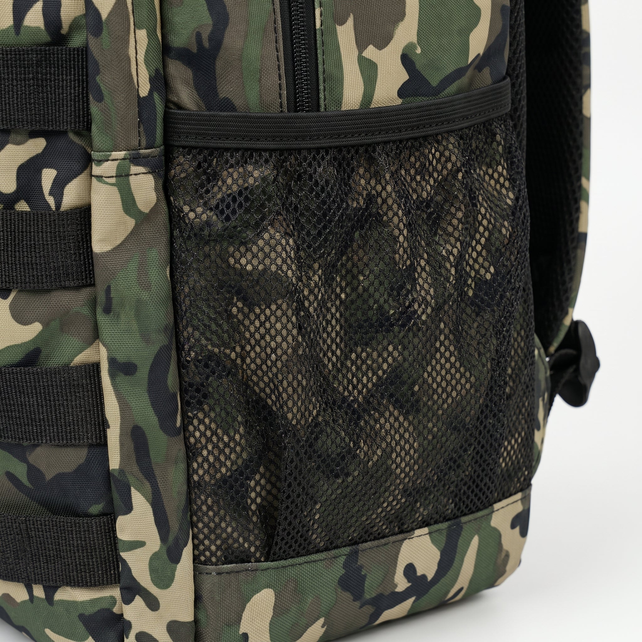 Close-up do bolso lateral da mochila tática da Marca Cordilheira, uma Roupa e equipamento de Boa funcionalidade e uso Confiável para trilha, camping e viagem.
