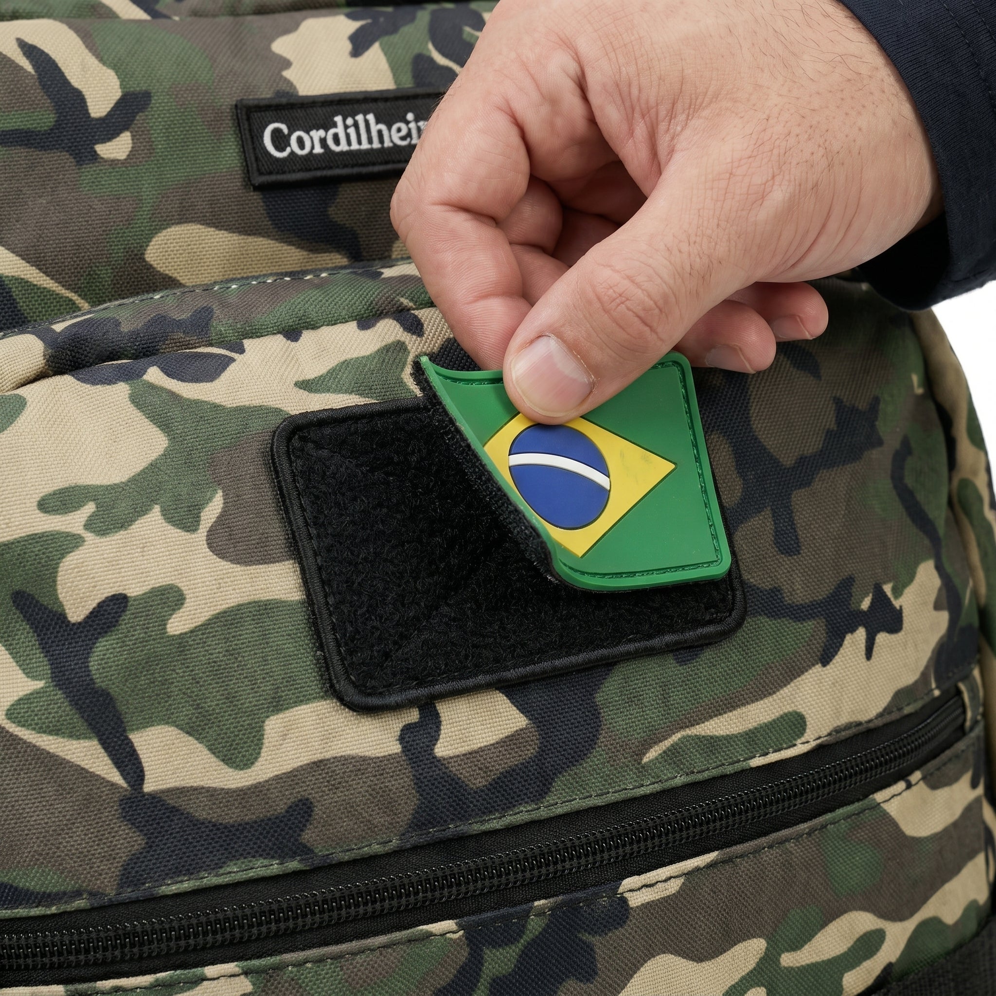 Close-up do velcro para patch em mochila tática da Marca Cordilheira, uma Roupa e equipamento de Boa qualidade com personalização Confiável para uso outdoor.