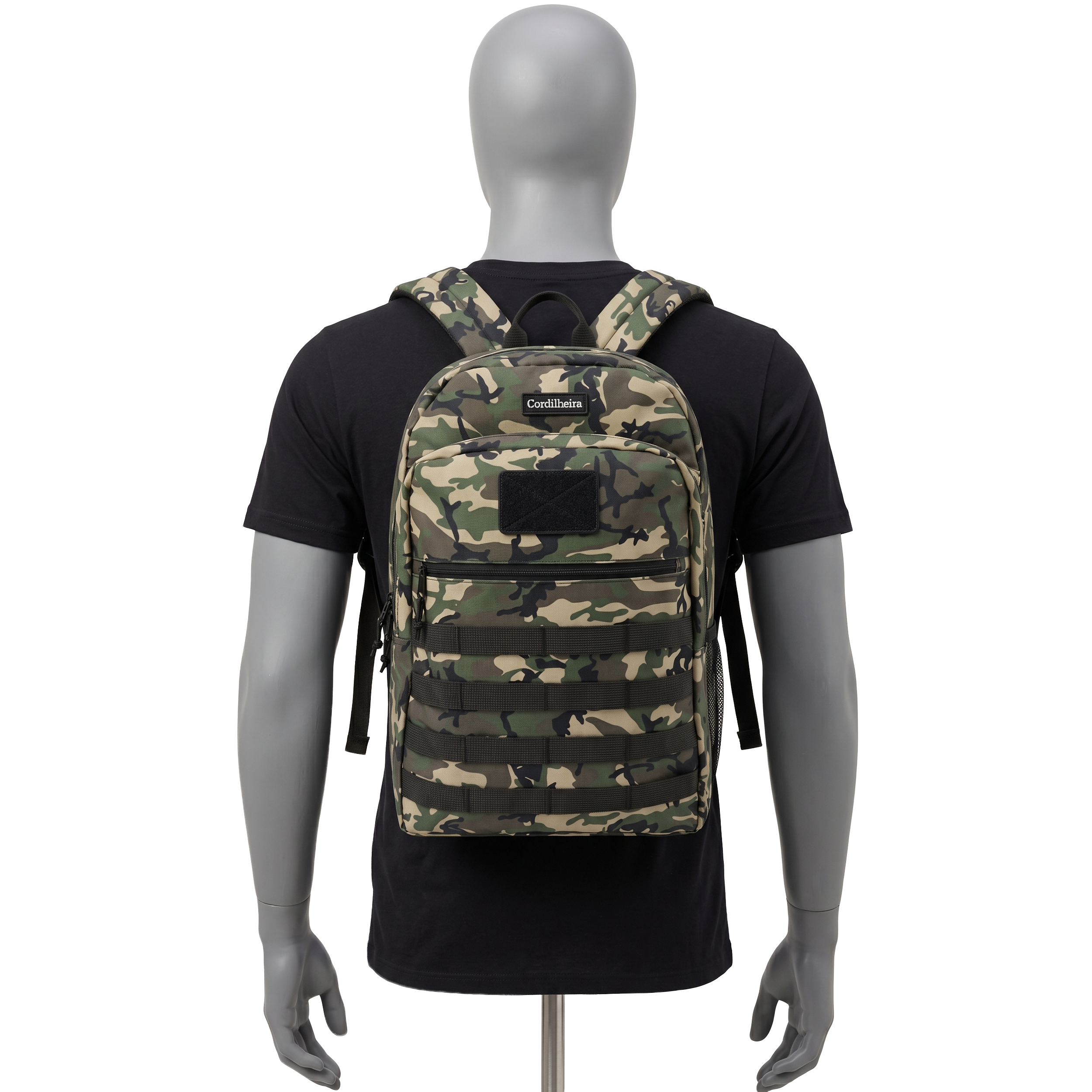 Mochila tática preta como Roupa e equipamento outdoor da Marca Cordilheira, com Boa resistência e uso Confiável para trilha, camping, viagem e aventura.