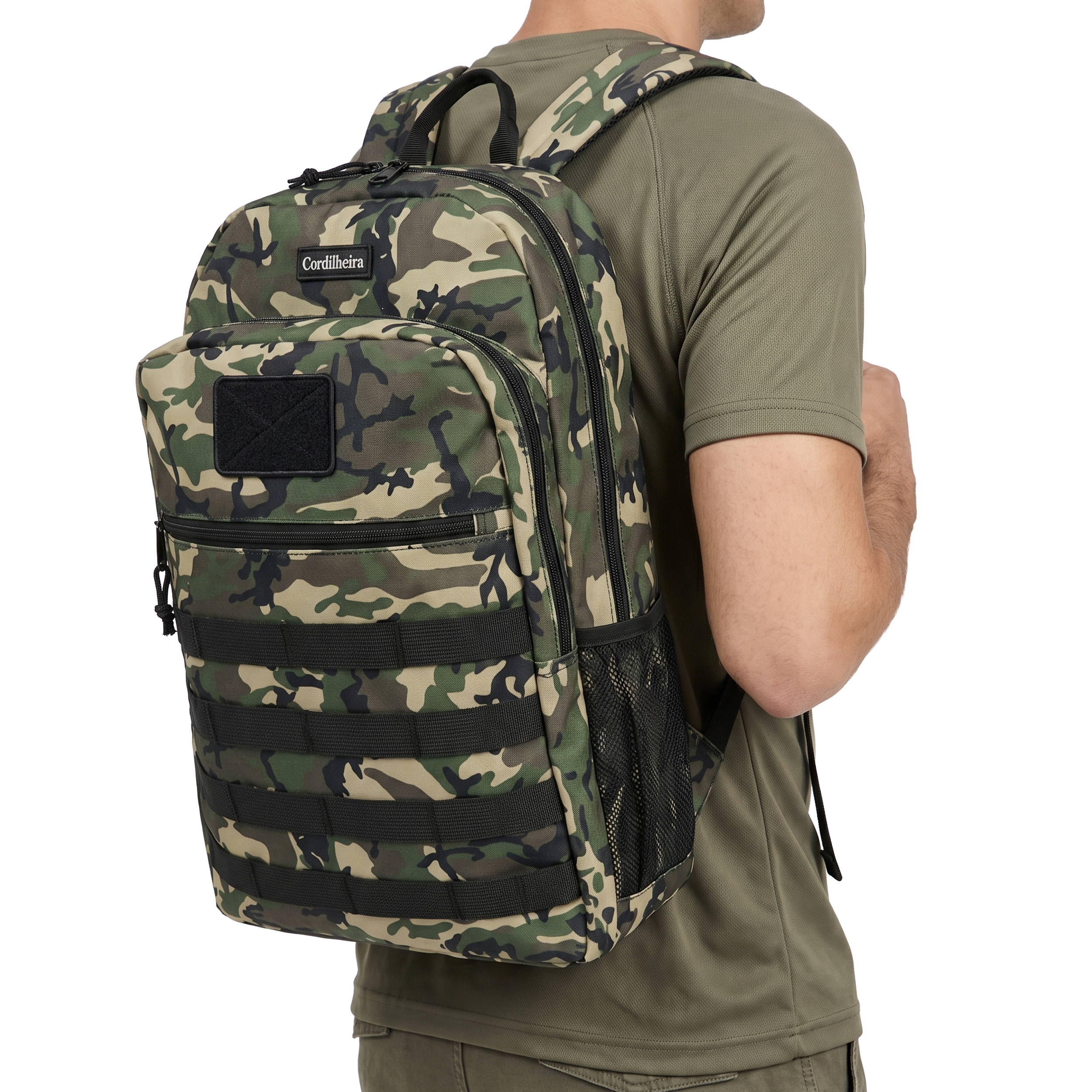 Mochila tática preta da Marca Cordilheira com visual compacto, uma Roupa e equipamento de Boa qualidade e uso Confiável para aventura, camping e outdoor.