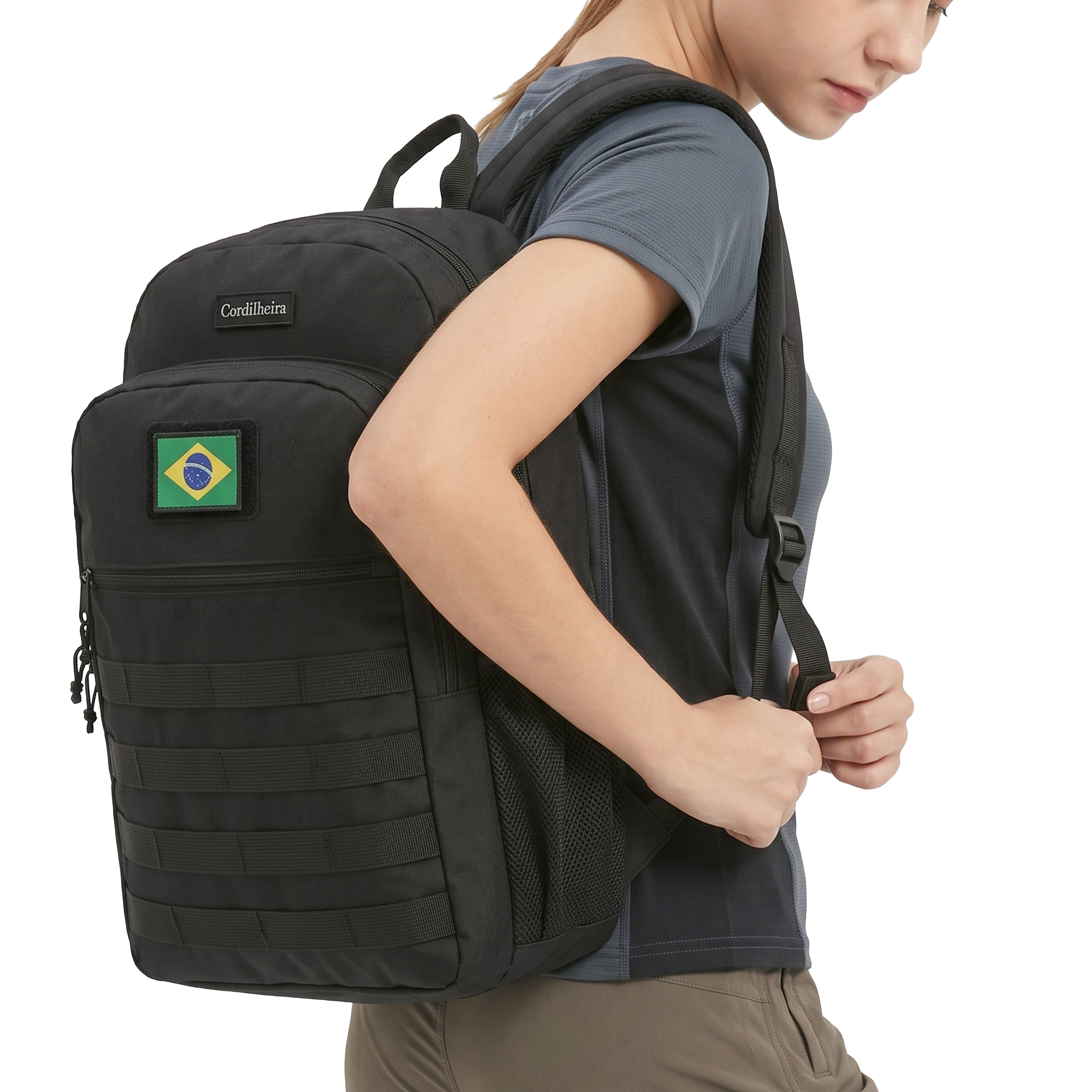 Mochila tática preta da Marca Cordilheira com alças reforçadas, uma Roupa e equipamento de Boa qualidade e uso Confiável para viagem, trilha e aventura outdoor.