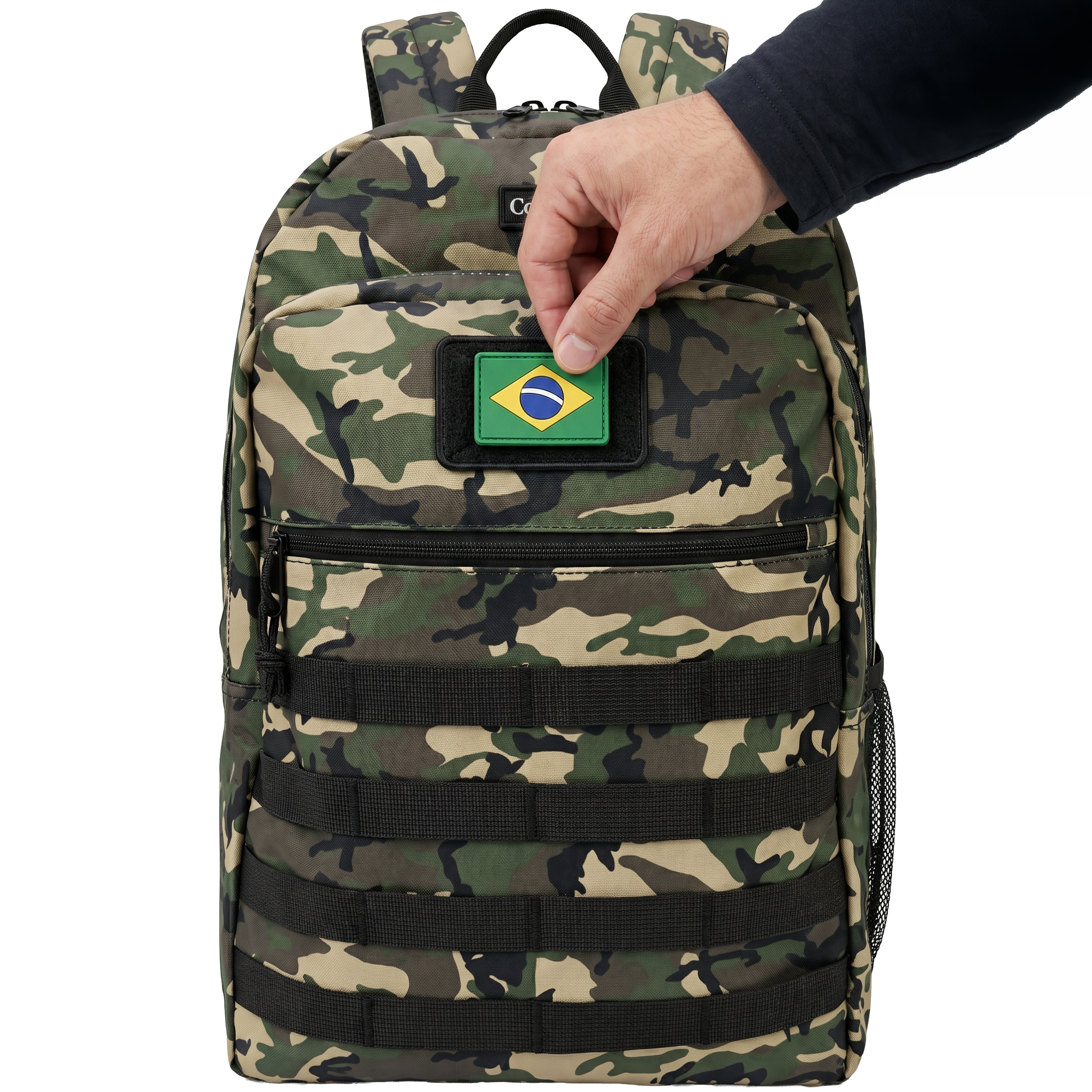 Mochila tática preta da Marca Cordilheira em vista lateral, uma Roupa e acessório de Boa resistência e estrutura Confiável para trilhas, camping e viagem.